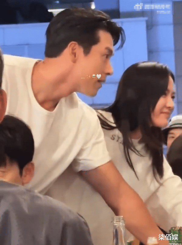 玄彬带两家父母支持孙艺珍新作,俩妈妈拎着爱马仕,都好有气质