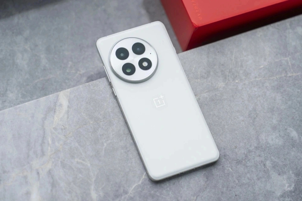 一加“太拼了”，從4499元跌至2748元，高配旗艦重回“谷底價”