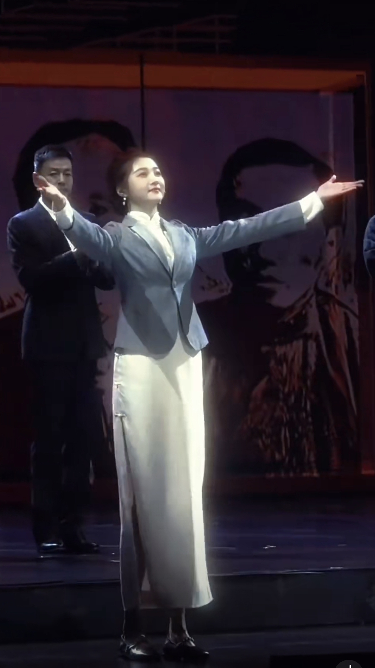 关晓彤话剧舞台，精致盘发加珍珠耳饰，端庄又有力量感气场绝了！