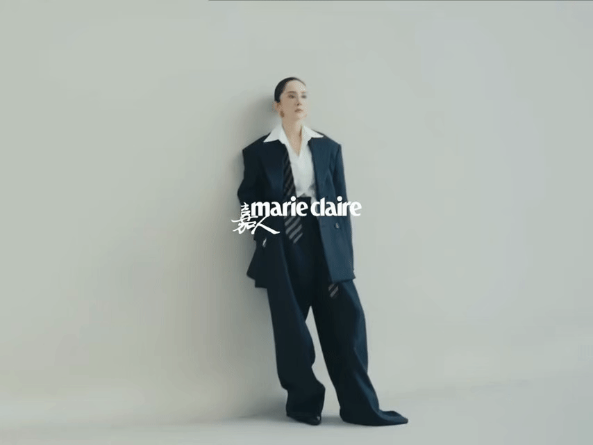 杨幂近况路透：皮肤白到扎眼瘦出“喉结”，黄色挎包被嘲有廉价感