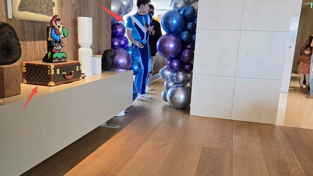 郭碧婷在婆婆送的豪宅里为女儿庆生，客厅布置成游乐场，温馨气派