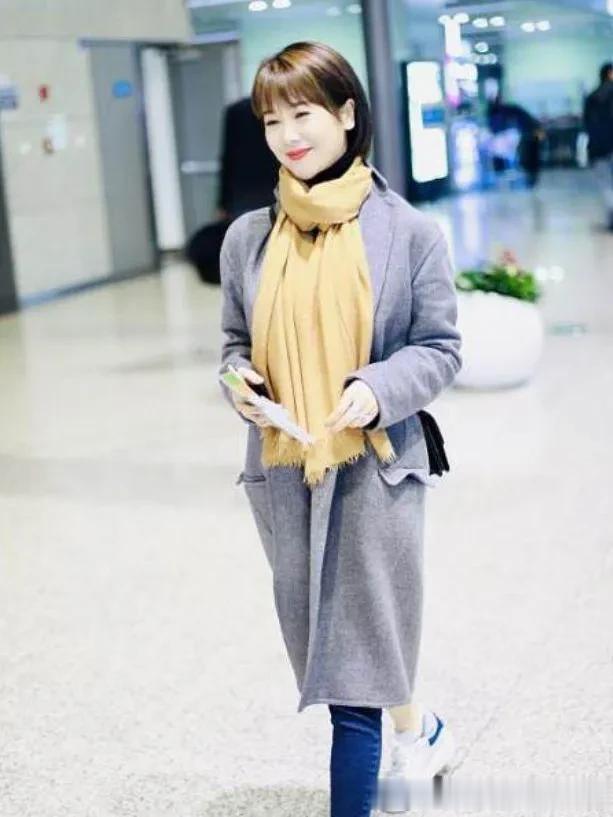 左小青剪了短发减龄20岁!穿灰大衣+围巾+牛仔裤,美得像换了个人
