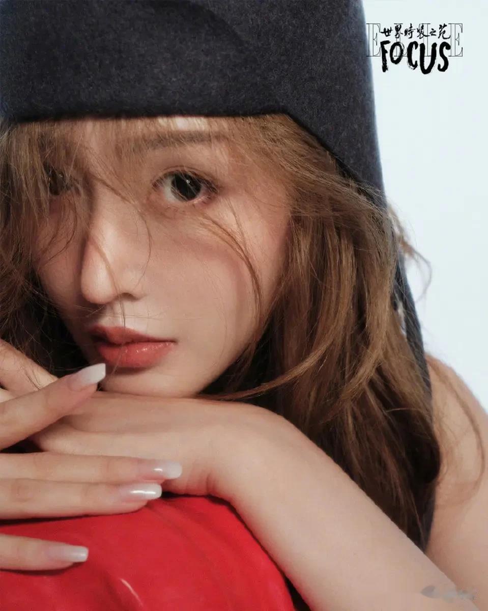 张天爱穿粉色套装化身美式甜心 单手抱红色雕塑