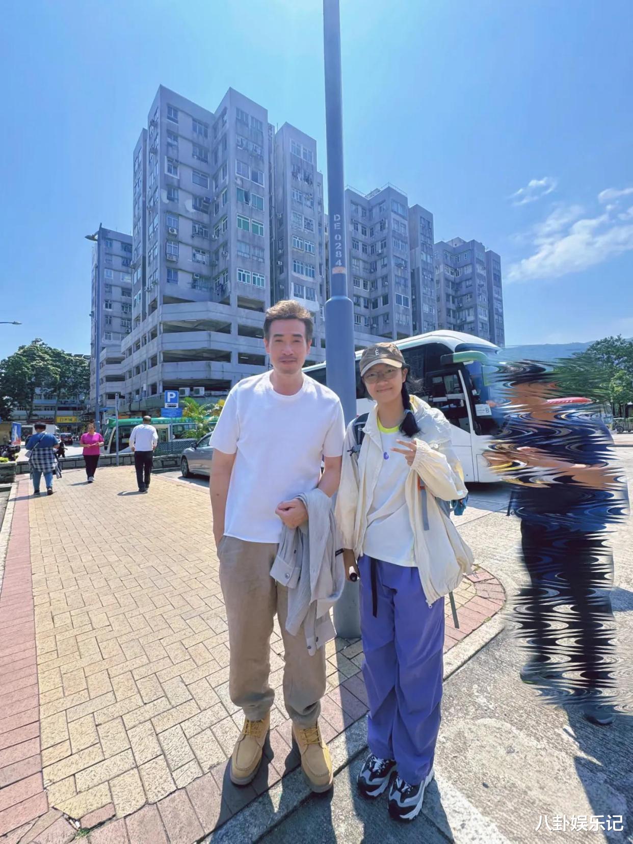 TVB一哥陈豪在西贡逛街!打扮很时尚清爽,胡渣没刮却一点都不显老