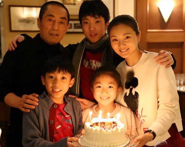 74岁张艺谋现状:43岁老婆韵味十足,仨孩子随妈妈