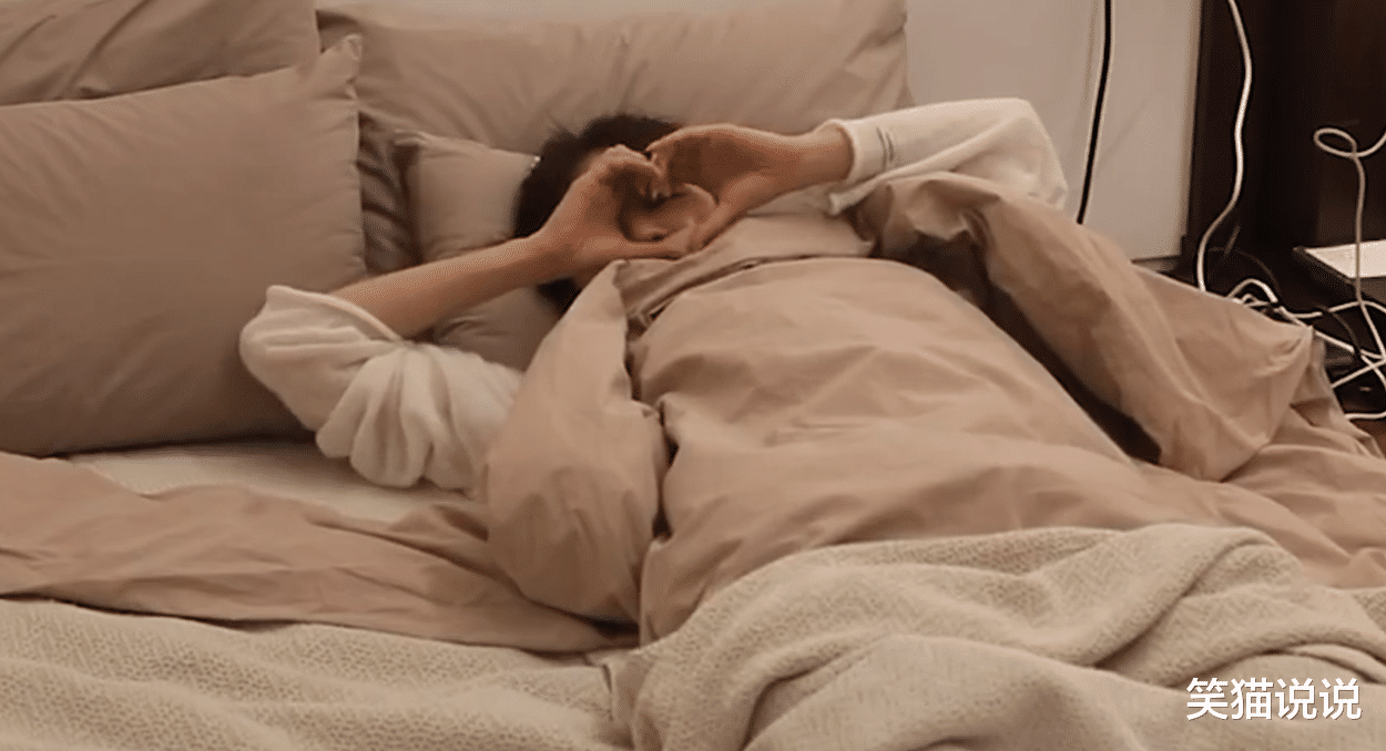 尹恩惠分享休假视频，波点白裙很有日系风格，笑容灿烂好甜美