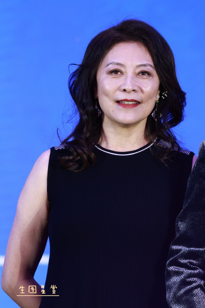 63岁张凯丽穿“不得体”短裤火上热搜，刘晓庆的话，终于有人信了