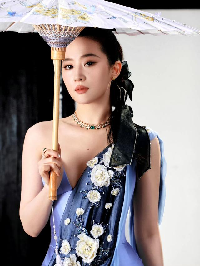 刘亦菲REDGALA红毯，蓝玫瑰礼裙美到词穷，仙女下凡不过如此