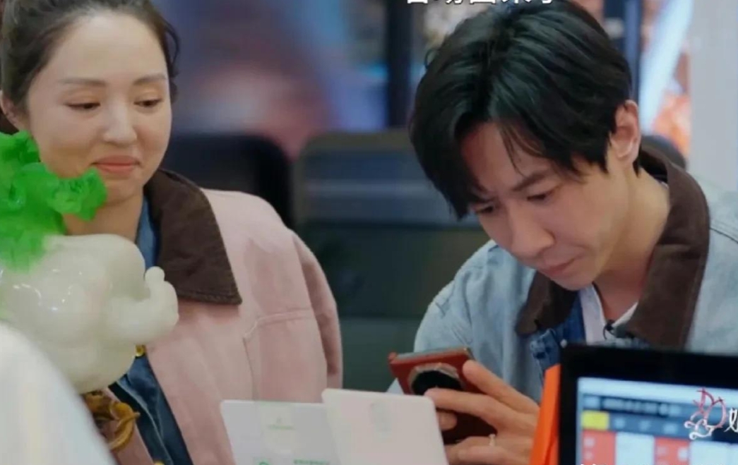 张维伊机场坐头等舱！戴着卡地亚项链背着董璇的包，有了偶像包袱