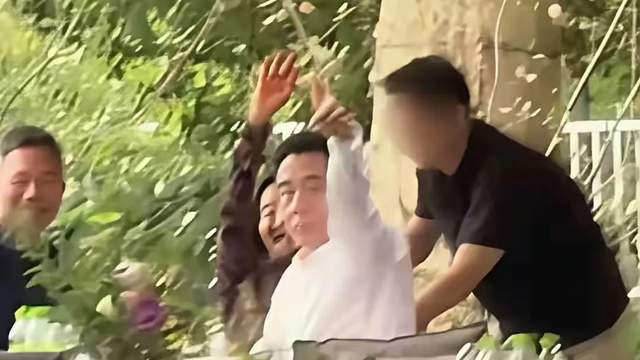 陈宝国夫妇在西湖被偶遇，69岁赵奎娥素颜法令纹明显，气质很优雅