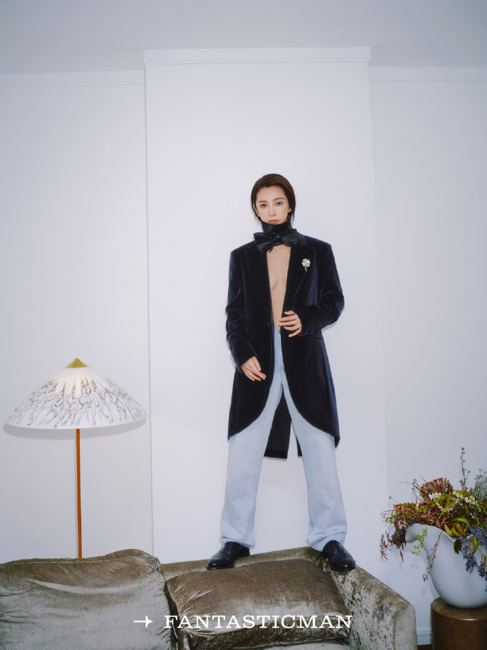 这和不穿有啥区别？李冰冰西装里面直接真空登封杂志，超越传统美