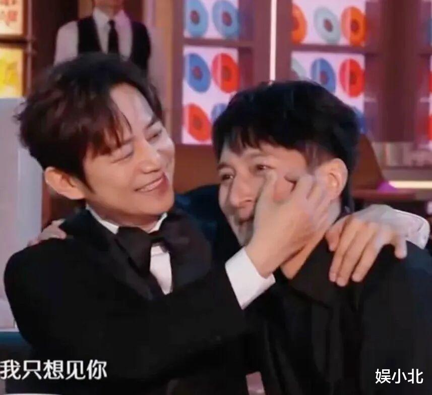 跨年晚会状况多:歌手跑调,演员假唱,主持人台下痛哭