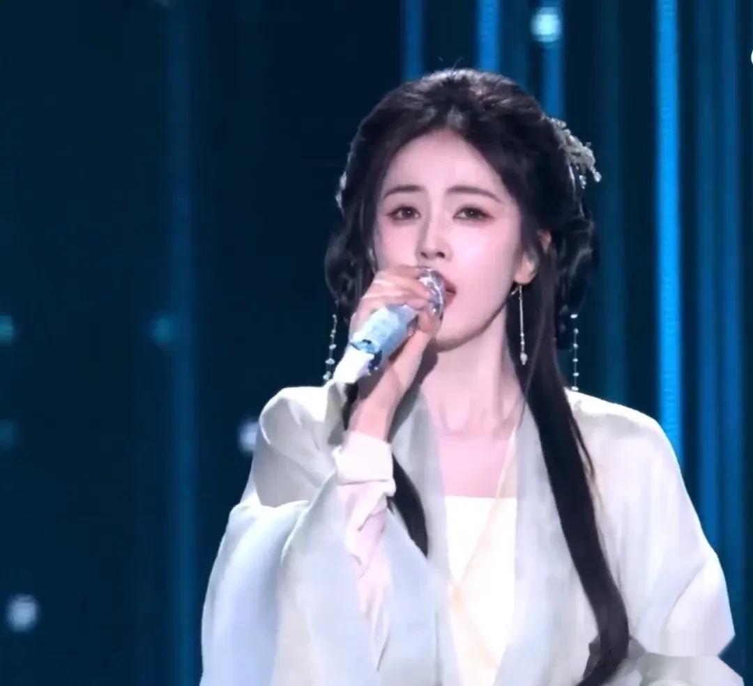 明星跨年夜造型太拉跨：戚薇好像鸡毛掸子，关晓彤又穿错裙子