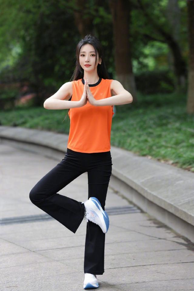 柳岩一改往日风格，简约搭配尽显时髦，轻松减龄，展现出别样魅力