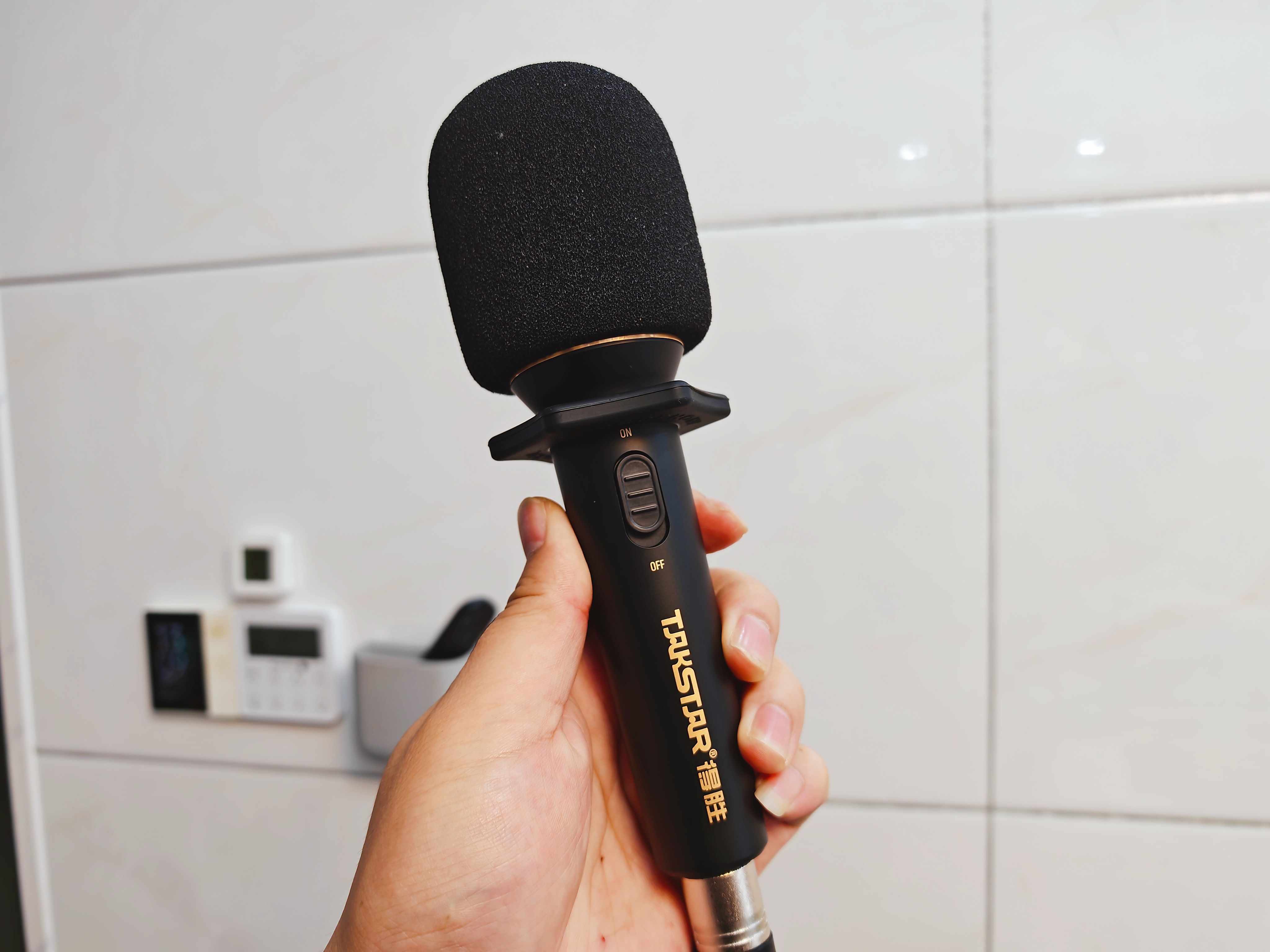 百元也有好麥克風體驗，在家K歌，就選得勝DM103有線動圈麥克風