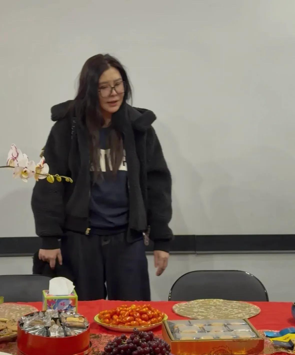 王祖贤最新正脸照曝光,戴眼镜医美痕迹明显,但依然漂亮状态很好