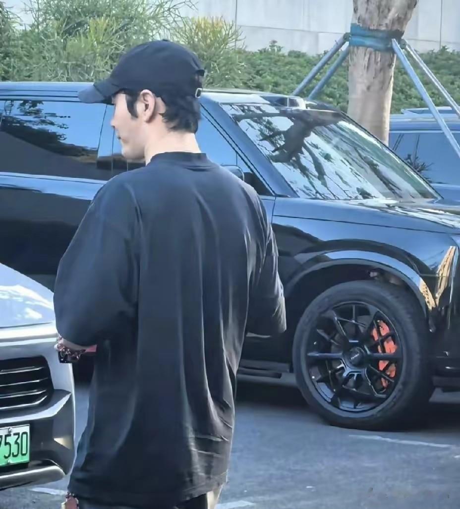 黄晓明董璇佟丽娅三亚偶遇，路人拍照超配合，太接地气了