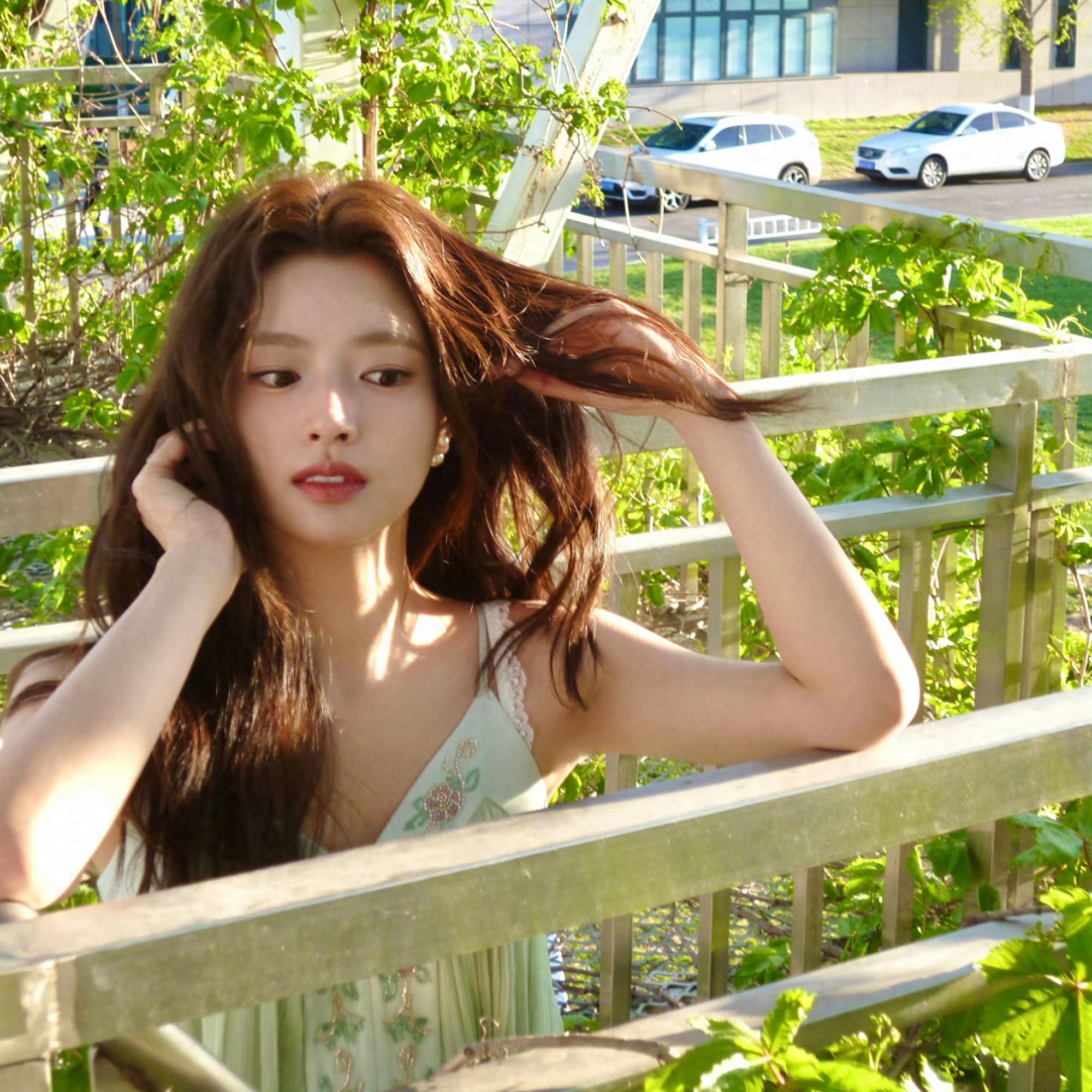 徐若晗晒日常照 身穿绿裙氧气感十足 清新又明媚