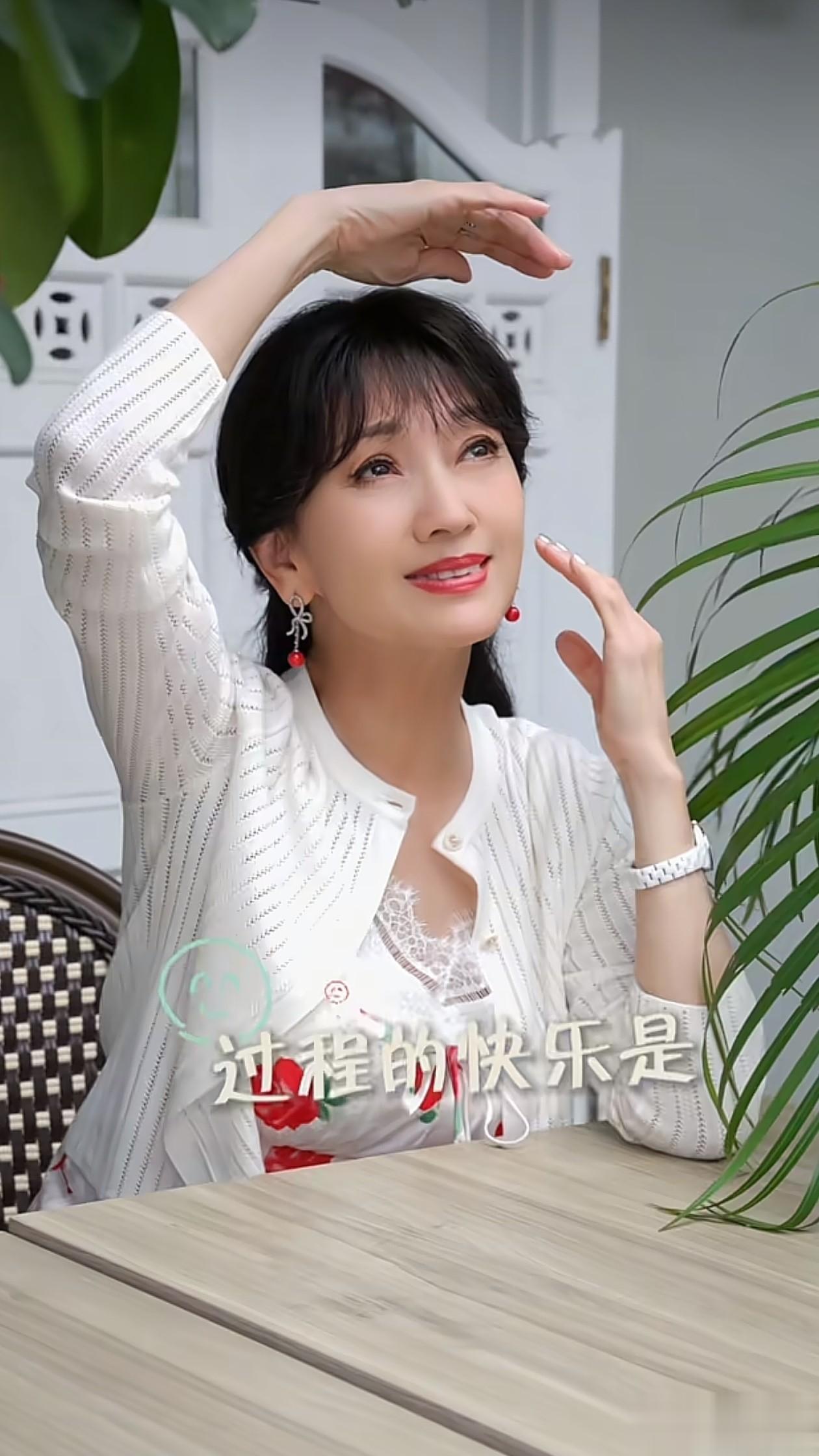 72岁赵雅芝最新穿搭：小开衫+印花裙，减龄又洋气，美得像50岁