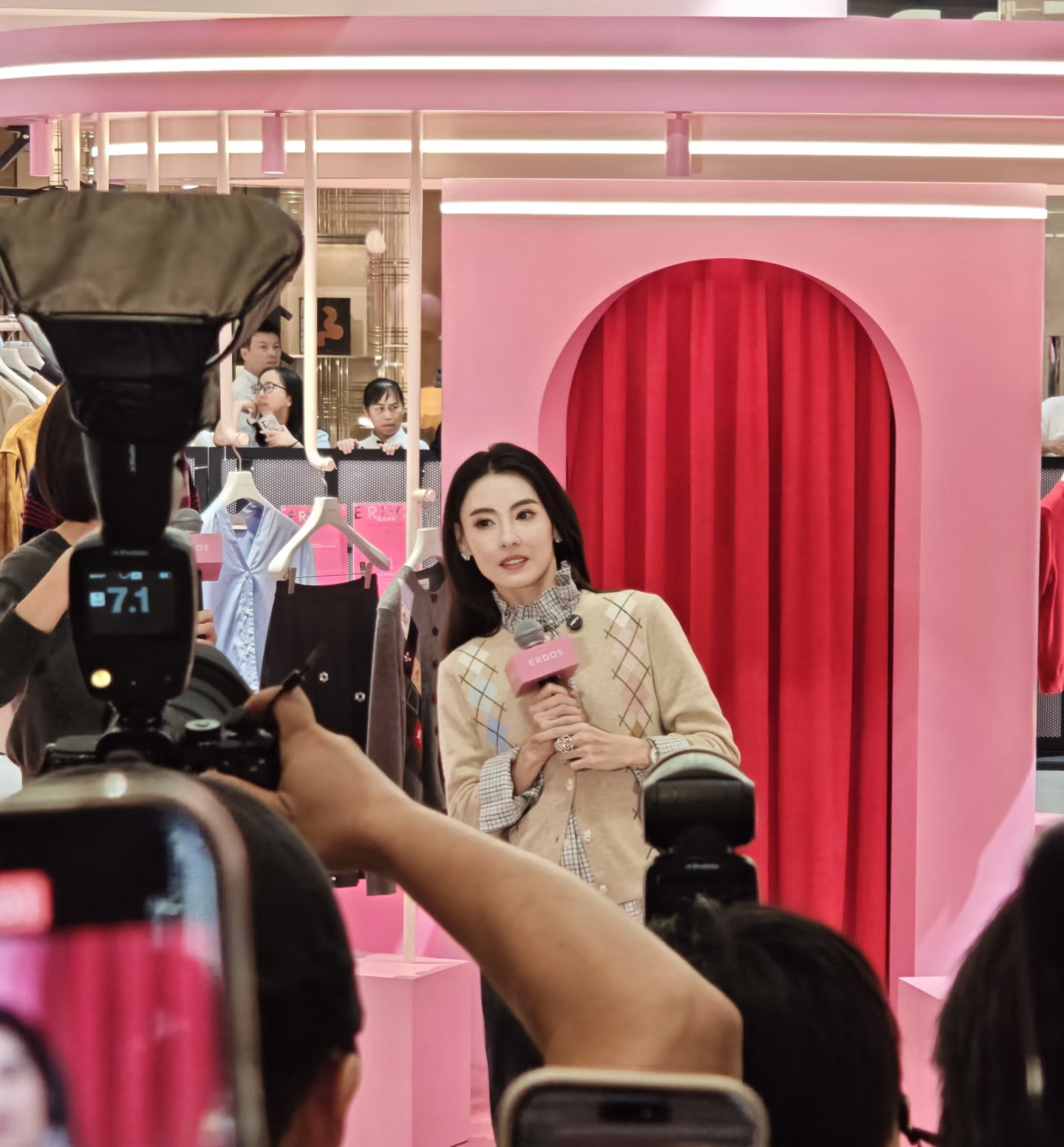 亲眼见到了张柏芝，她不仅长得漂亮性格很好很宠粉，人气也确实高