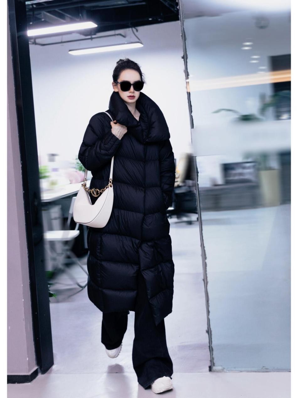 “戚薇”又现超模式穿搭,短羽绒服配拖地阔腿裤,穿出175既视感