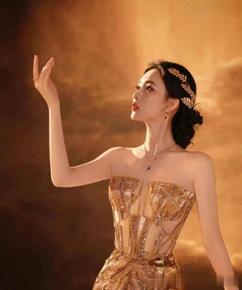 孟子义毛晓彤吴昕3美都是穿搭高手，抹胸礼服搭配精致发型超减龄