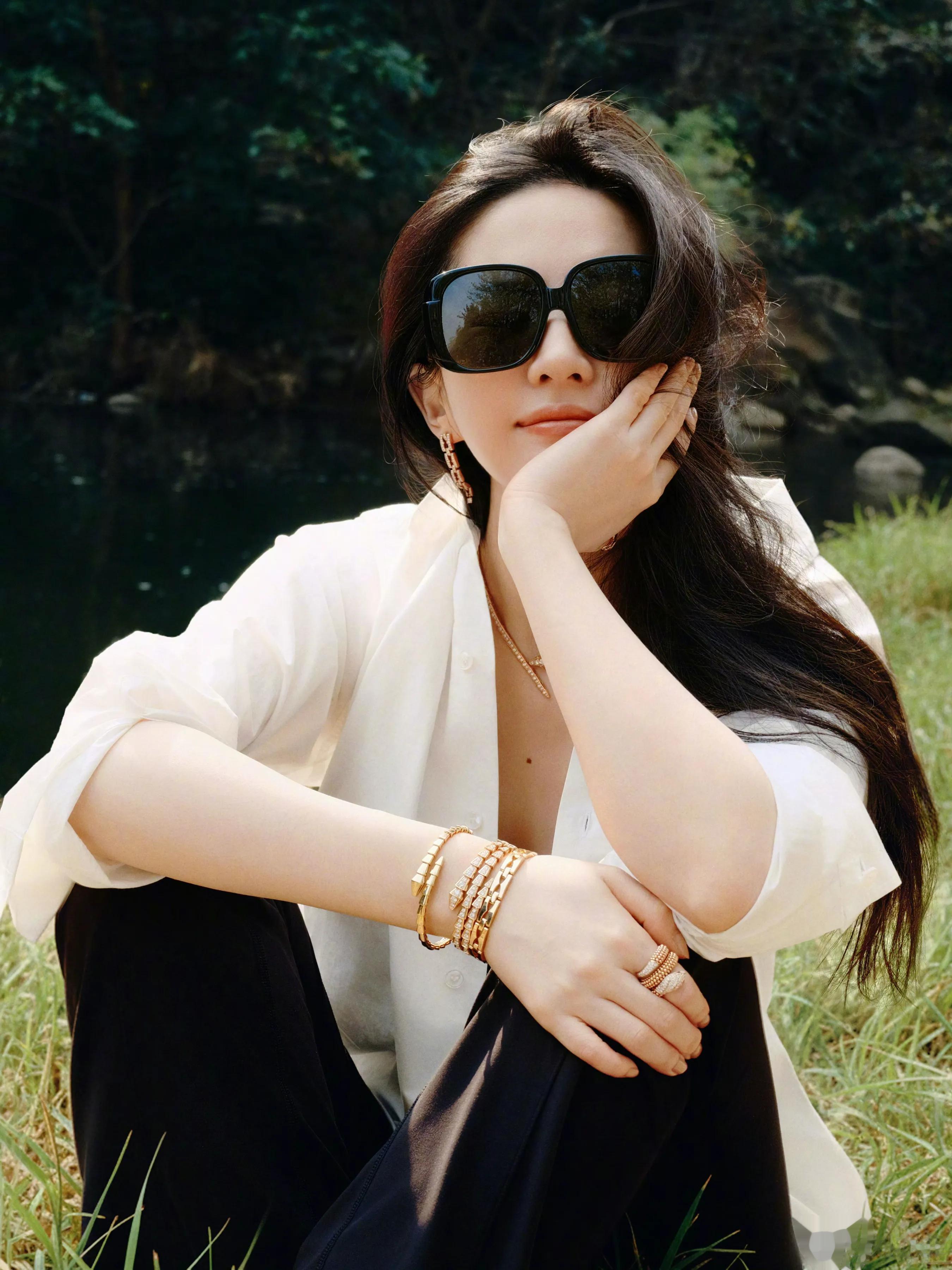 刘亦菲:随便一张日常照都能拍出大片的感觉。