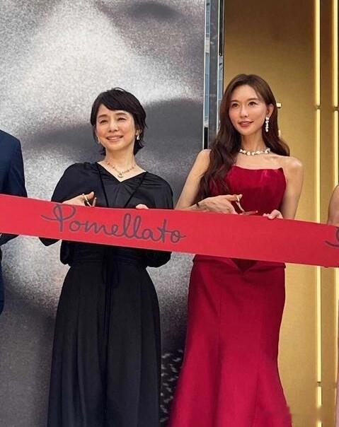 51岁林志玲出席东京剪彩活动，穿红色露肩鱼尾礼服，优雅永不过时