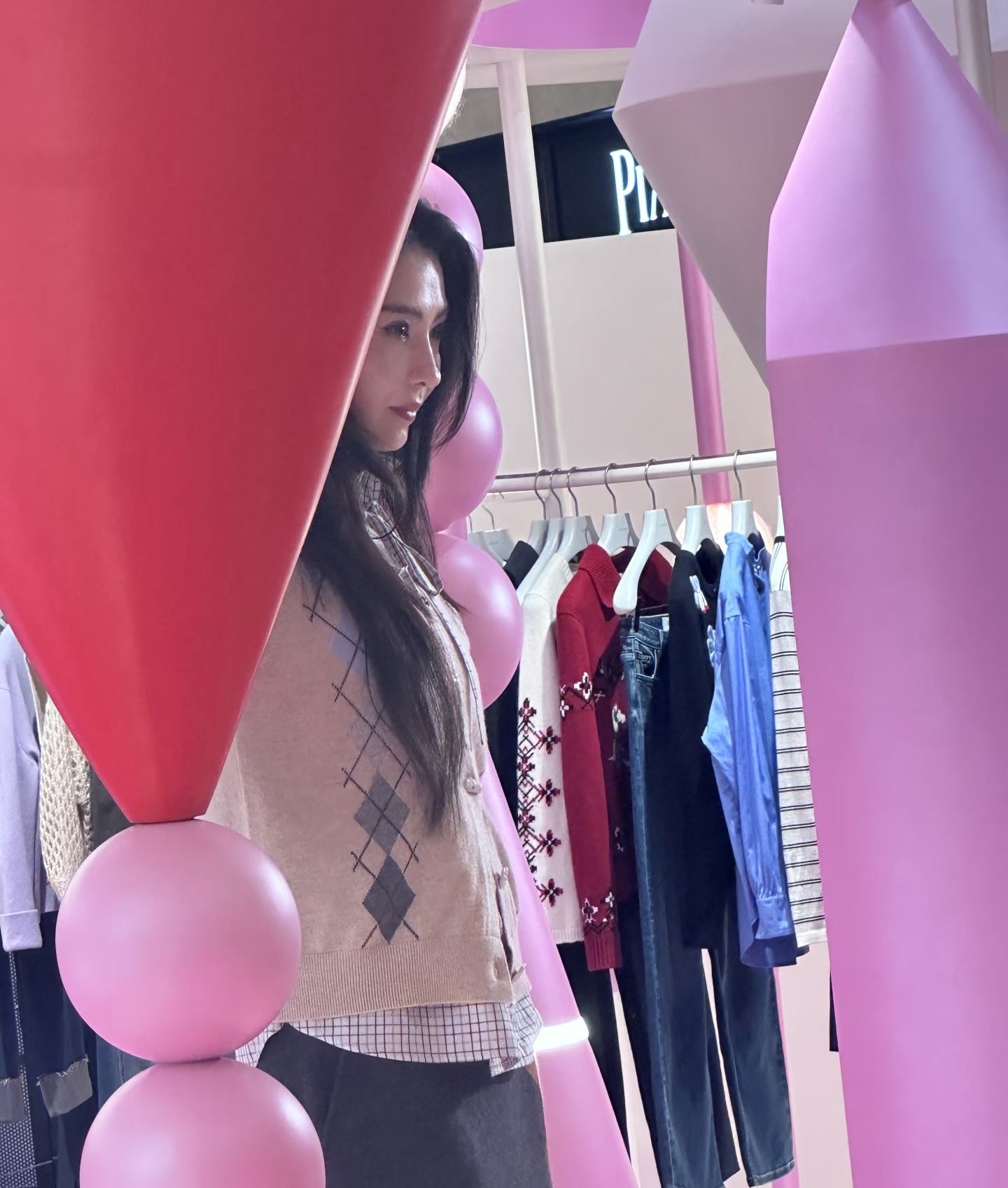 亲眼见到了张柏芝，她不仅长得漂亮性格很好很宠粉，人气也确实高