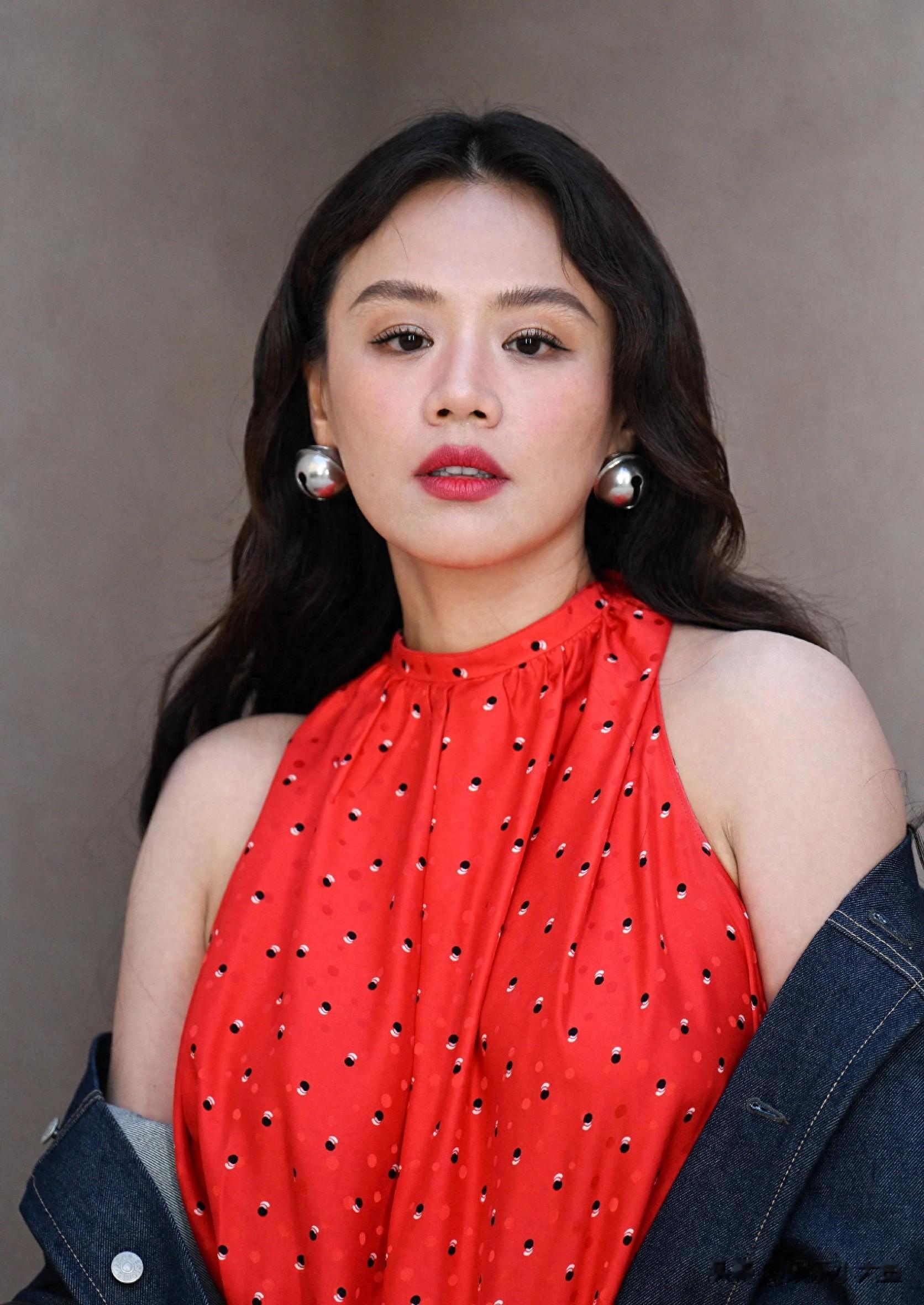 马思纯亮相巴黎看秀，穿牛仔外套配红衣，姐最近状态简直好到爆