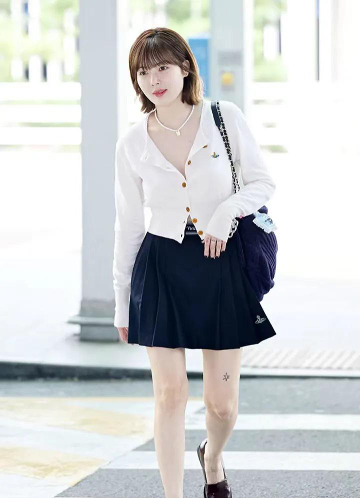 准夫妻泫雅龙俊亨合体现身机场,泫雅颜值回春,龙俊亨真的很爱