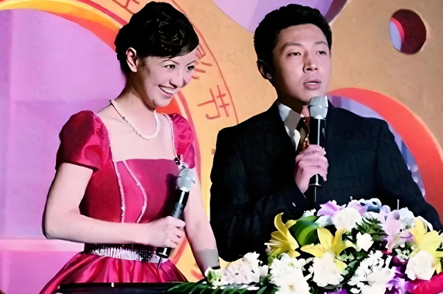 撒贝宁一家现身机场，女儿好漂亮，洋媳妇李白肤白貌美大长腿