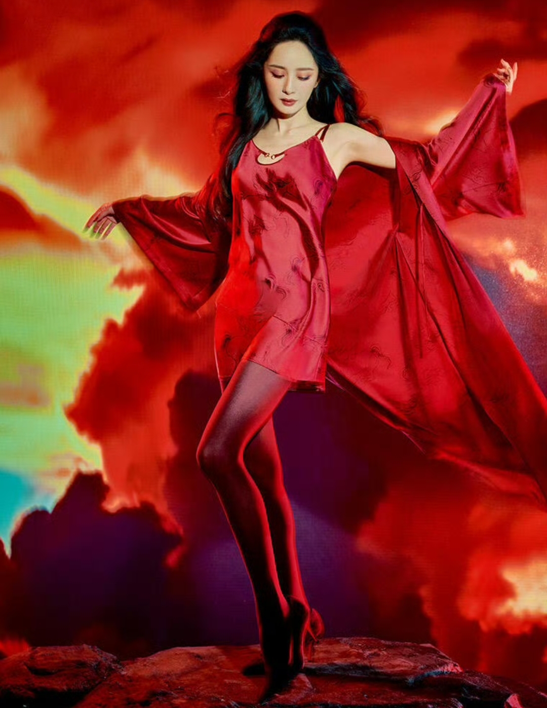 阅读量破亿！杨幂维多利亚的秘密新年大片，“流苏面帘”引曝网络