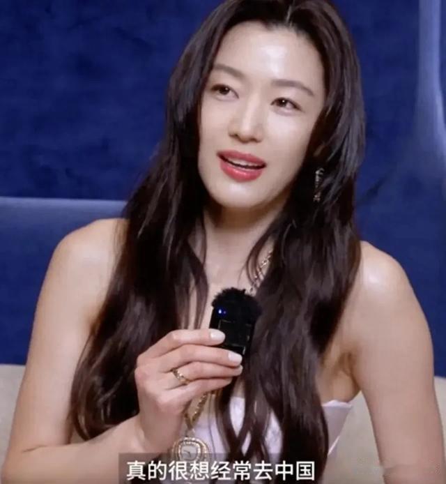 全智贤眼里有光了！网友猜测她要离婚，近照似少女打扮粉嫩秀身材