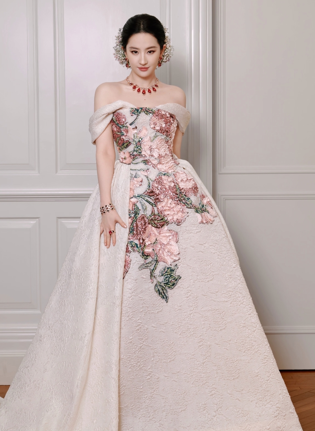 VOGUE时尚夜:刘亦菲压轴表情凶,马思纯显老十岁,杨幂风头最盛