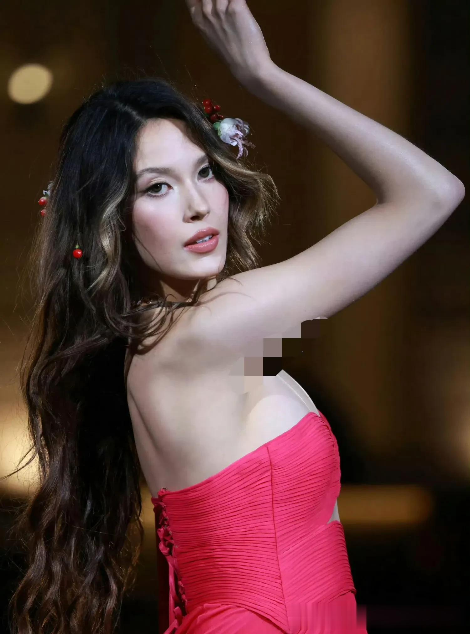 谷爱凌vogue时尚之力盛会走秀生图,眼睛看起来好大