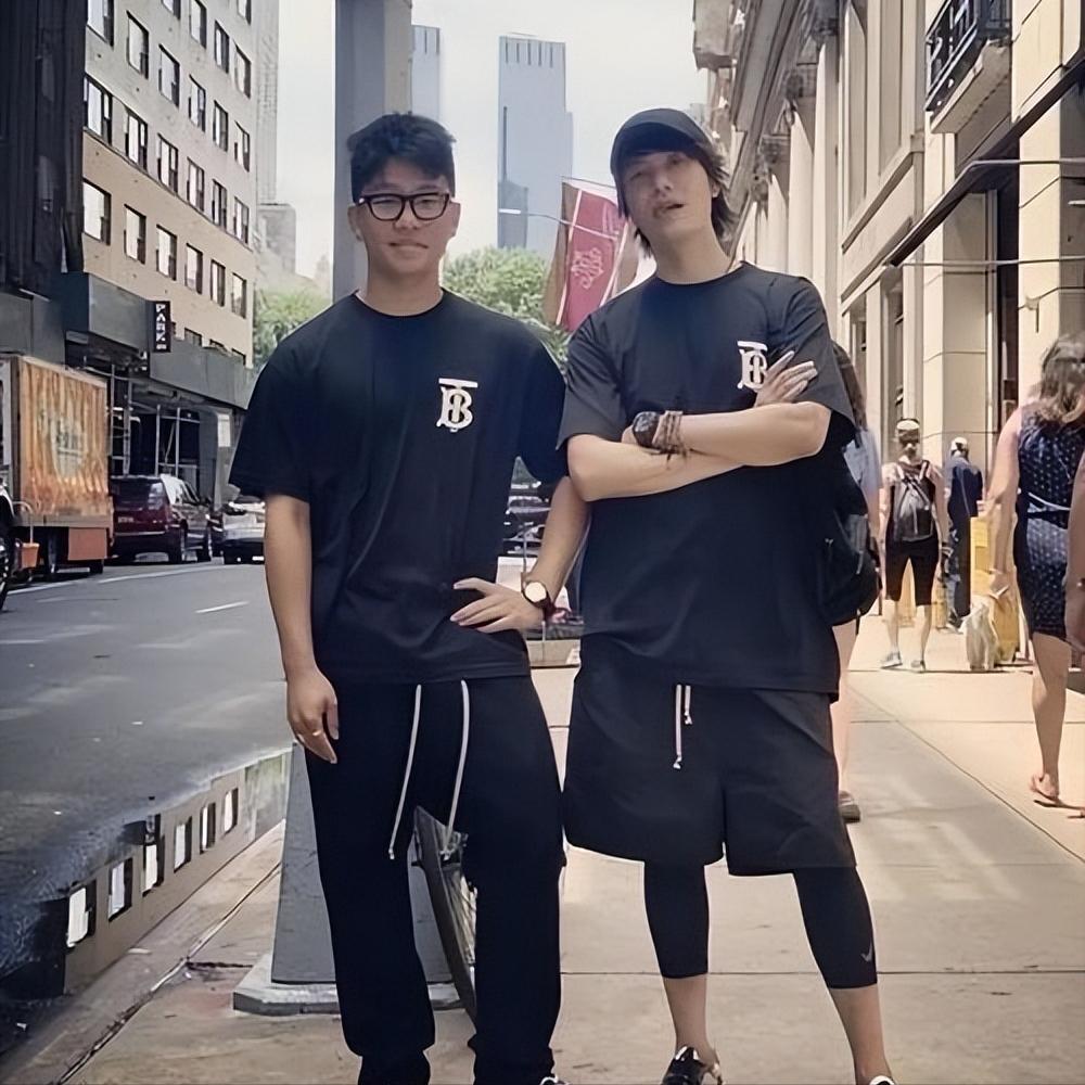 曝陈坤又秘密生俩儿子，同框视频曝光，陈坤方紧急回应引热议！