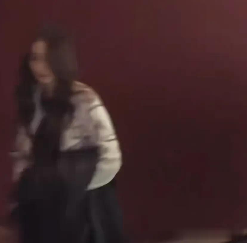 杨颖最新路透图，带孩子和黄晓明妈妈聚餐，36岁了依然很有少女感