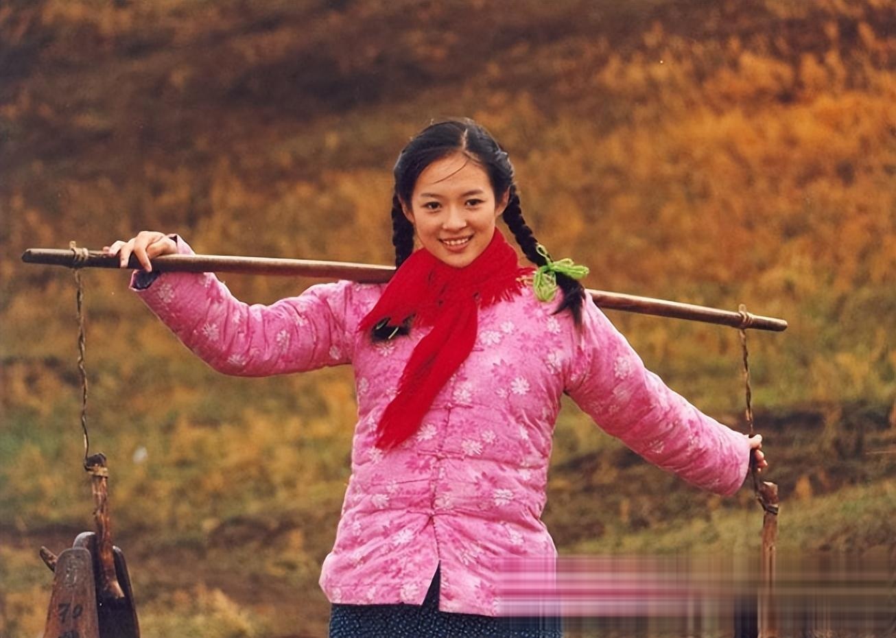 章子怡17岁照片 我呆呆看了好几秒 那张脸就是老天爷追着喂饭吃那种