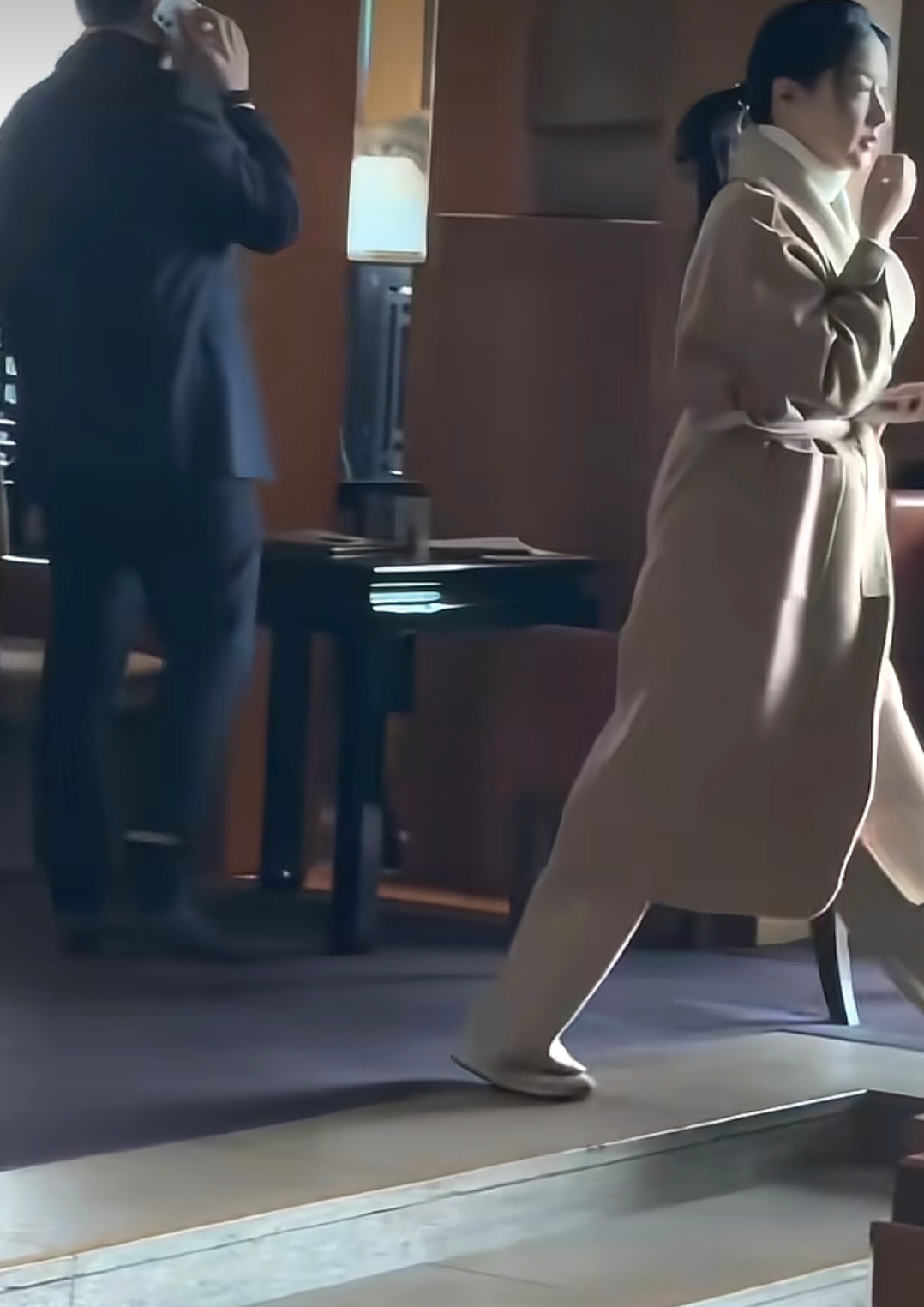 李英爱和企业家老公青岛被偶遇,54岁还是很漂亮,打扮简单又好看