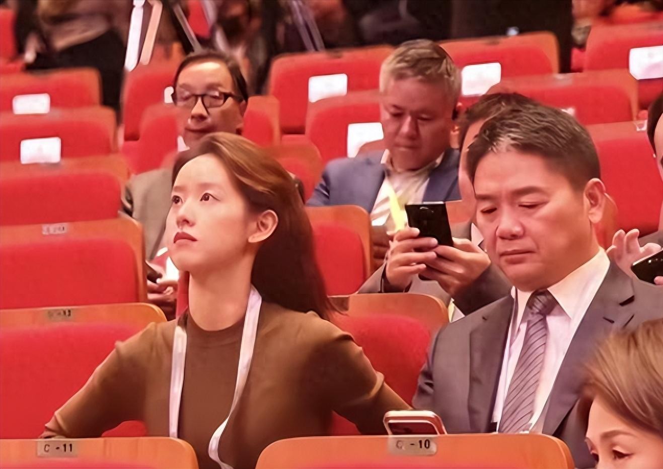 婚变风波13天后,章泽天喜迎新身份,刘强东担心的事还是发生