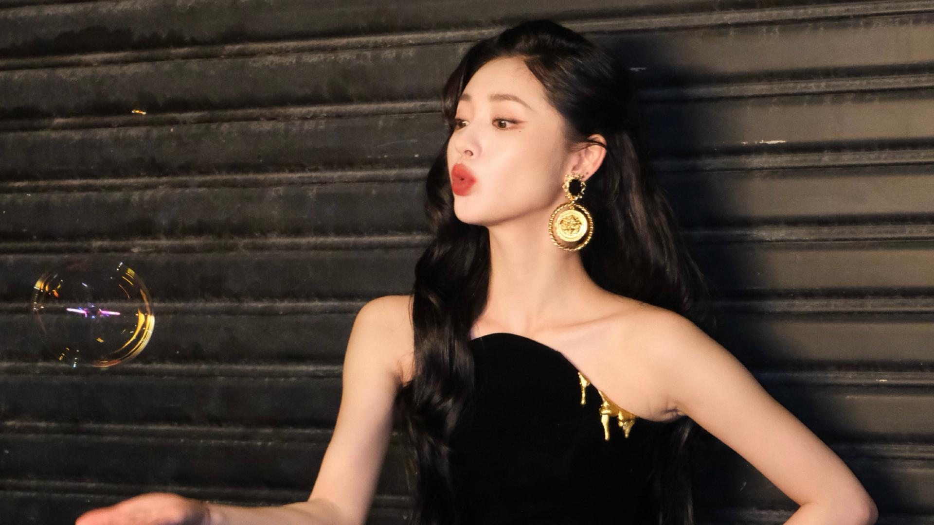 打破港风固有框架？周洁琼冷艳造型出圈，冷艳气场梦回港片黄金时代