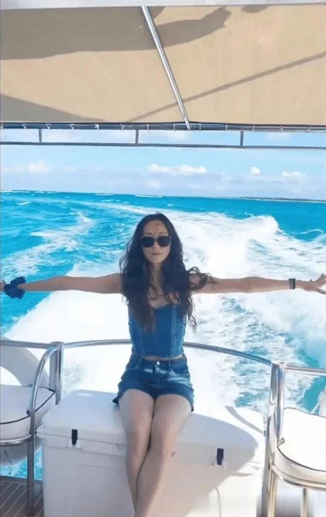 韩雪大长腿十分吸睛，老了依旧很美