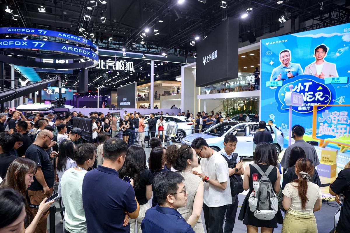 极狐 T1 将9月11日上市!成都车展现场人气十足