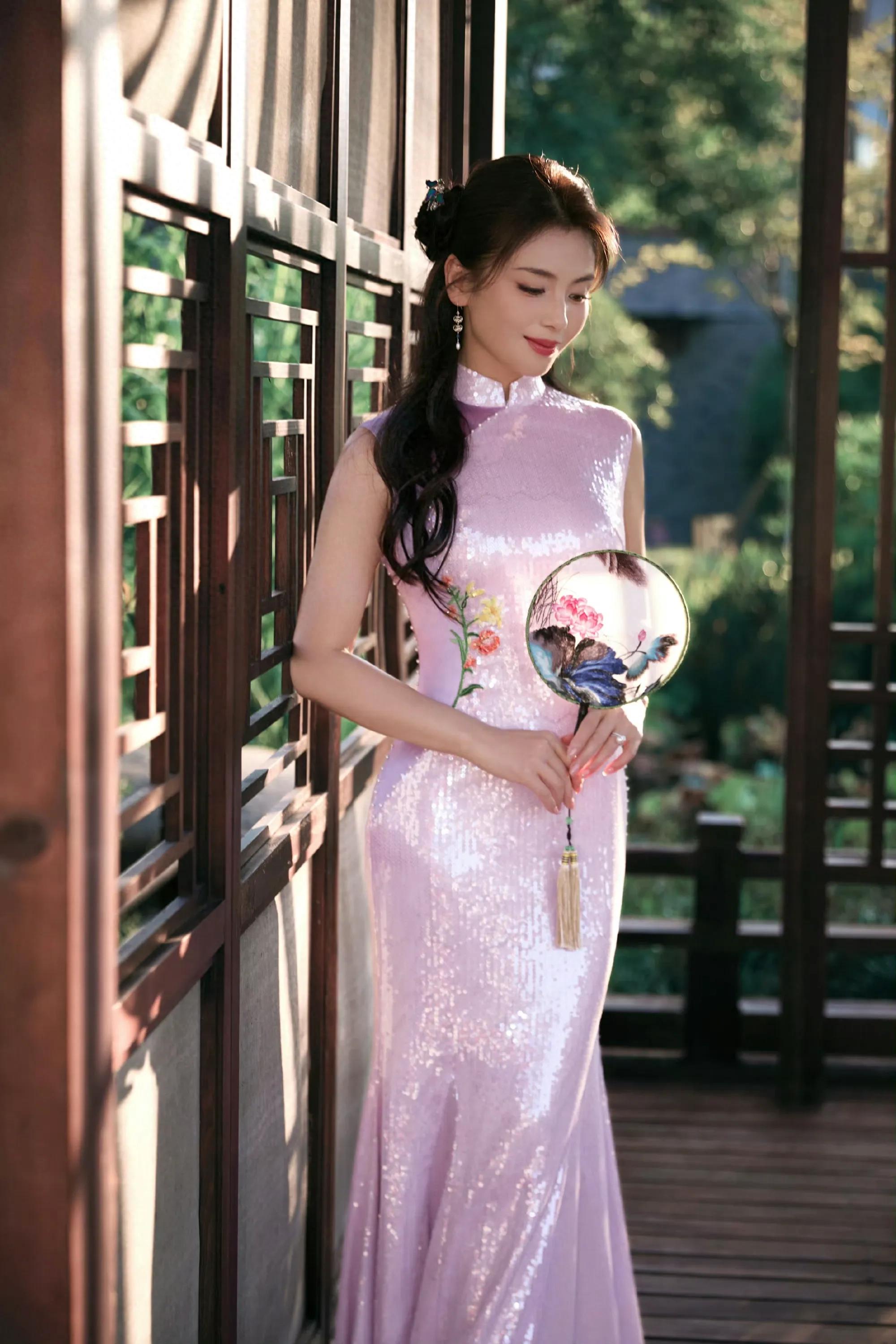 看了47岁刘涛的七夕穿搭，我发现，紫色旗袍裙和国泰民安脸绝配！