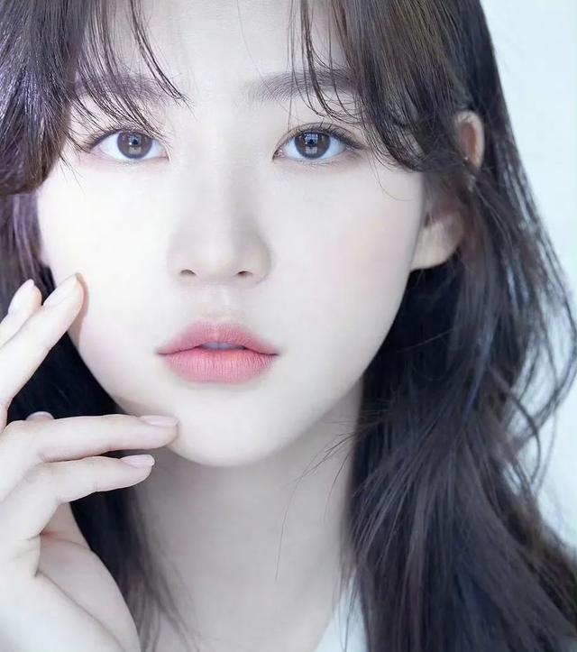 最心酸女星!25岁满头白发,浑身上下没一件首饰,廉价毛衣都起球