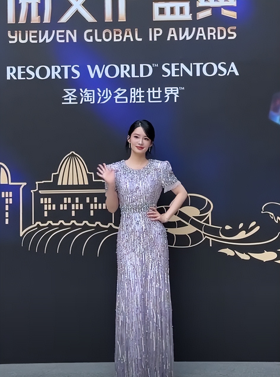 新加坡这晚，被“发胖”的李沁惊艳，整个人面相变了，美而不自知