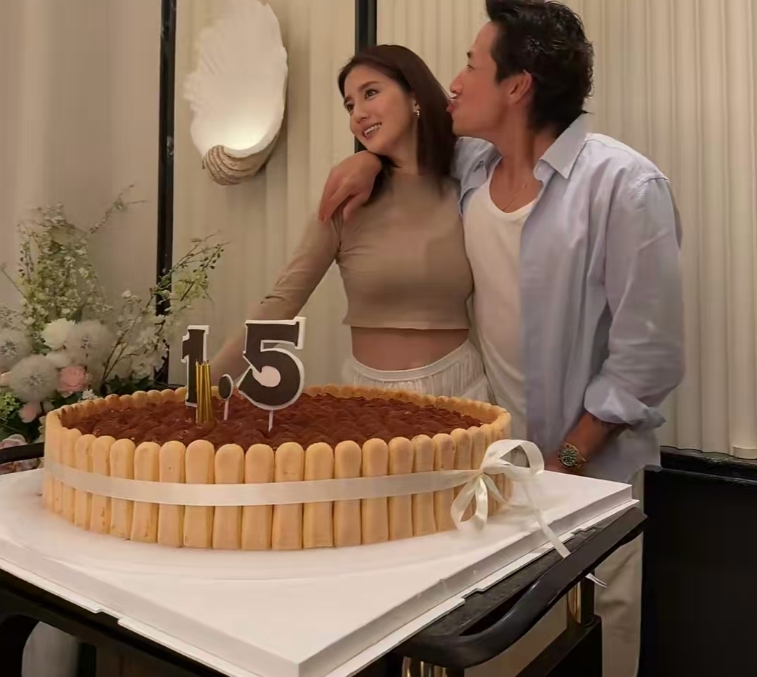 吴千语晒与施伯雄合照，小两口献吻耳语当众撒糖，婚后越来越甜蜜