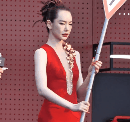 芭莎之夜，大深V的戚薇和李一桐，败给了穿高叉裙的古力娜扎