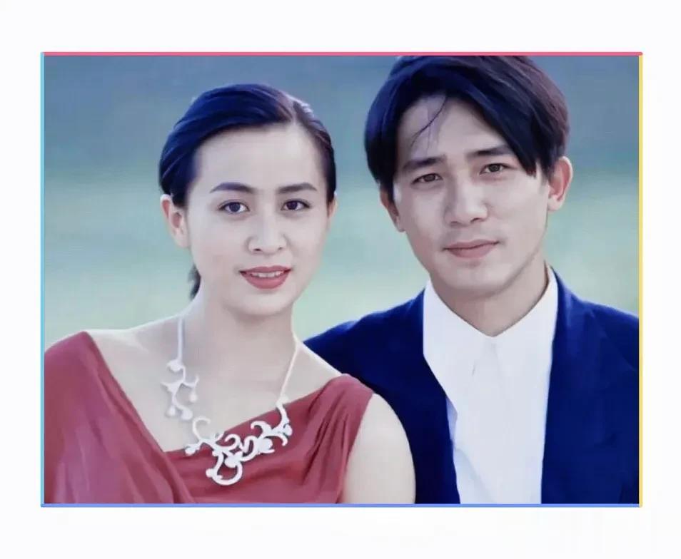 63岁梁朝伟与60岁刘嘉玲深夜在马德里街头散步，手牵手，好浪漫！